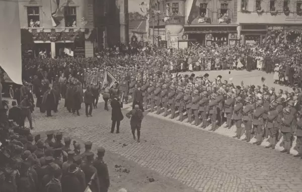 Prezident T. G. Masaryk 18. září 1921 na olomouckém Horním náměstí při vojenské přehlídce čestné roty 6. hanáckého pluku. Fotografie, Státní okresní archiv v Olomouci, Archiv města Olomouce, fond Sbírka obrazového materiálu a fotografií Olomouc, M 8-34, inv. č. 1765.