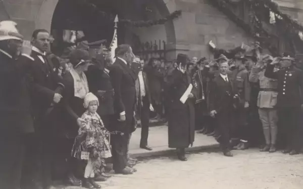 Prezident T. G. Masaryk před olomouckou radnicí 18. září 1921, společně s olomouckým starostou JUDr. Karlem Marešem. Státní okresní archiv v Olomouci, Archiv města Olomouce, fond Sbírka obrazového materiálu a fotografií Olomouc, M 8-34, inv. č. 1861.