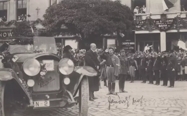   Prezident T. G. Masaryk na Horním náměstí v Olomouci 18. září 1921. Vlevo Alice Masaryková, dále vpravo představitel olomouckého Sokola prof. Janovský, zcela vpravo divizní generál Josef Kroupa. Fotografie, Státní okresní archiv v Olomouci, Archiv města Olomouce, fond Sbírka obrazového materiálu a fotografií Olomouc, M 8-34, inv. č. 1862.