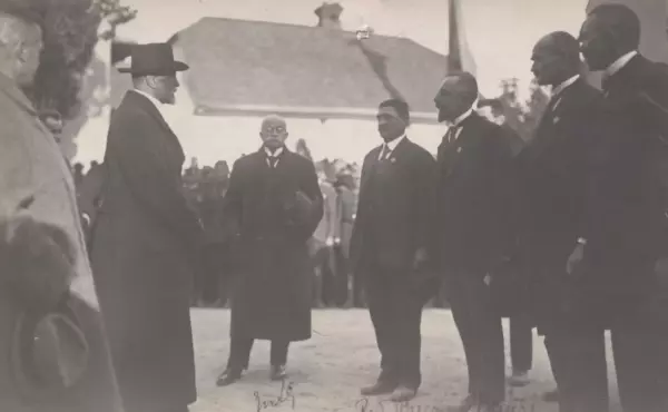 Uvítání prezidenta Tomáše G. Masaryka ve Velkém Týnci 18. září 1921 odpoledne. Uprostřed snímku čelem k fotografovi stojí Masarykův ceremoniář PhDr. Jiří Stanislav Guth-Jarkovský (1861–1943), jako třetí muž zprava stojí tehdejší starosta Velkého Týnce a poslanec Jaroslav Bečák (1887–1950). Fotografie, Státní okresní archiv v Olomouci, Archiv města Olomouce, fond Sbírka obrazového materiálu a fotografií Olomouc, M 8-34, inv. č. 1337.