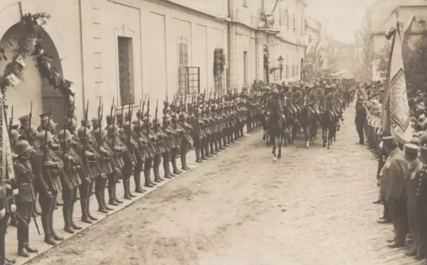 Kolona prezidenta T. G. Masaryka přijíždí 18. září 1921 k Arcibiskupskému paláci v Olomouci. Fotografie, Státní okresní archiv v Olomouci, Archiv města Olomouce, fond Sbírka obrazového materiálu a fotografií Olomouc, M 8-34, inv. č. 1867.