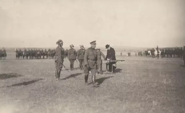 Prezident T. G. Masaryk na letišti v Olomouci-Neředíně 19. září 1921 při zatloukání hřebu do žerdi praporu 2. sibiřského jízdního pluku; v popředí snímku je zachycen divizní generál Josef Kroupa. Fotografie, Státní okresní archiv v Olomouci, Archiv města Olomouce, fond Sbírka obrazového materiálu a fotografií Olomouc, M 8-34, inv. č. 1869. 