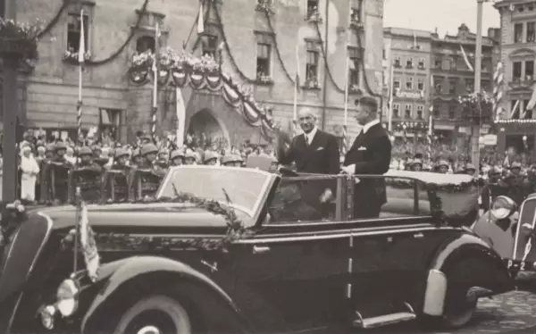 Uvítání prezidenta dr. Edvarda Beneše a ministra národní obrany Františka Machníka v Olomouci 22. srpna 1937. Fotodílna Jana Oto Voleníka. Státní okresní archiv v Olomouci, Sbírka obrazového materiálu a fotografií M 8-34, inv. č. 2257, 2269, 2270. <a href='http://vademecum.archives.cz/vademecum/permalink?xid=8F5888117A824BABB8B36B65995E29EC&scan=1' target='_blank'>Digitalizát</a>