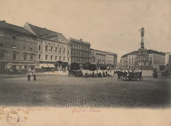 Olomouc, Horní náměstí - kavárna Hirsch, Městské divadlo, hotel Lauer, sloup Nejsvětější Trojice, Salmův palác, Křížová studna. 1899. | © Státní okresní archiv Olomouc