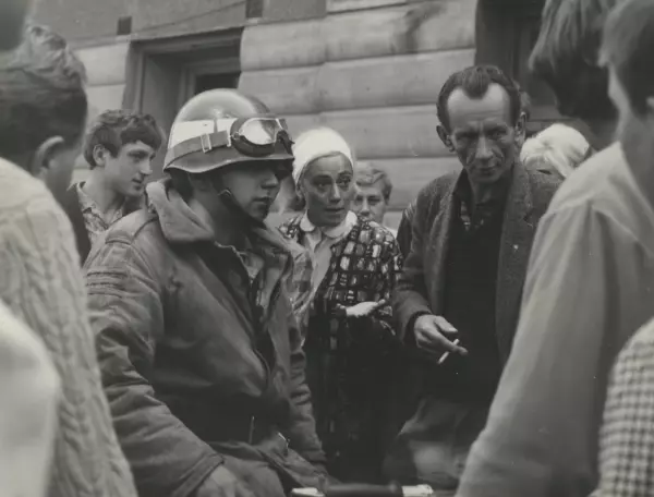 Obyvatelé Olomouce diskutují se sovětským vojákem, nedatovaná, dosud nepublikovaná fotografie. Státní okresní archiv v Olomouci. 