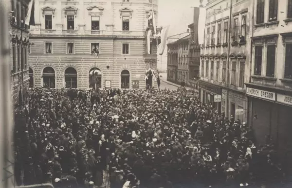 Fotografie z 29. října 1918 zachycuje shromáždění před Národním domem ověnčeným národními červenobílými prapory a olomouckého občana na žebříku, jak dodává další vlajku k dekoraci nad vchodem. Státní okresní archiv v Olomouci, Archiv města Olomouce, fond M 8-34 Sbírka obrazového a fotografického materiálu Olomouc, inv. č. 2129.