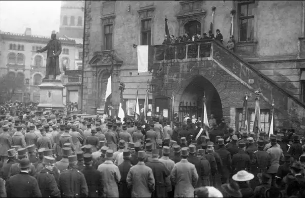 Fotografie z táboru lidu v neděli 3. listopadu 1918 zachycuje představitele Okresního národního výboru shromážděné na ochozu schodiště nad hlavním vstupem do radniční budovy a shromážděné příslušníky armády, jakož i civilní obyvatelstvo. Archiv města Olomouce, fond M 8-34 Sbírka obrazového a fotografického materiálu Olomouc, inv. č. 2127. 