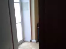 Dveře po vystoupení z výtahu