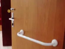 Dveře na toaletě (uzamykání a věšák)