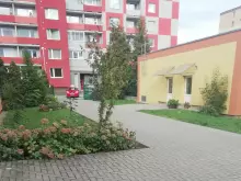 Areál školky - pohled od hlavního vchodu k bráně