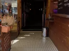 Vstup do objektu se zahrádkou a dětským hřištěm