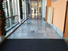 8% sklon a za prosklenými dveřmi učitelská místnost