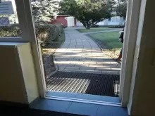 Boční vchod s dveřmi vedoucími do jídelny