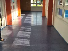 Koridor vedoucí do jídelny