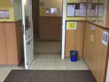 Zádveří u vedlejšího vchodu