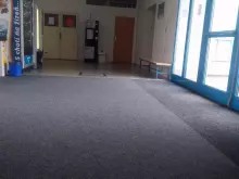 Hlavní vchod s prostorným vestibulem- pohled z interiéru