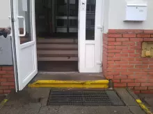 Detail hlavního vstupu se schody v zádveří