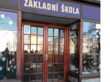 Naproti hlavní budově je také samostatná budova, kde je družina. Nicméně v budově je přístup pouze do šatny, do družiny vedou schody, které není možné překonat bezbariérově