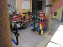 Plošina vedoucí k recepci, sborovně a ředitelně