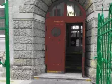 Brána s hlavním vchodem do školy