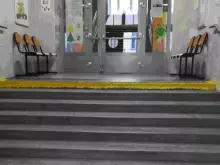 Zádveří se schody a gumovou rohoží