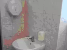 Brána s hlavním vchodem do školy