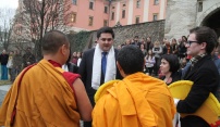 Tibetšní mniši začali v konviktu sypat pískovou mandalu