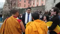 Tibetšní mniši začali v konviktu sypat pískovou mandalu Tibetšní mniši začali v konviktu sypat pískovou mandalu
