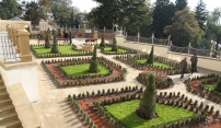 Opravené hradební zahrady za univerzitní budovou: středověký klid a „francouzská“ krása uprostřed města