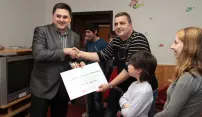 Primátor předal šek dětskému domovu Primátor předal šek dětskému domovu