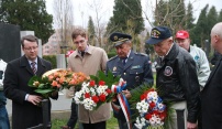 Američtí letečtí veteráni navštívili památník padlých kamarádů