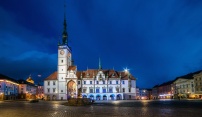 Olomoucká radnice se ve čtvrtek oděje do modré