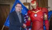 Superhrdina Iron Man hledal na olomoucké radnici. Přijal ho i primátor Superhrdina Iron Man hledal na olomoucké radnici. Přijal ho i primátor