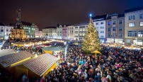 Strom rozzářil náměstí, začaly vánoční trhy