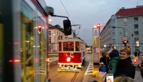 Historická tramvaj Evelína prověřila opravenou trať v ulici 1. máje