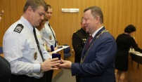 Městská police rozdala odznaky za věrnost a ocenila strážníky roku