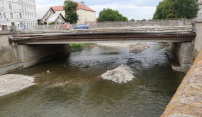 V řece Moravě zůstává jen minimum vody. Začíná demolice mostu u Bristolu