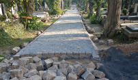 Na neředínském hřbitově rekonstruují cesty. Použijí při tom dlažební kostky z ulice 1. máje