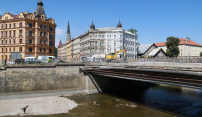 Most v Komenského ulici rozebírají speciálním demoličním rýpadlem