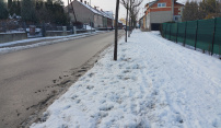 Ušlapaný sníh nedokáže z chodníků odstranit ani technika