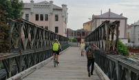 Neukáznění cyklisté v Olomouci ničí lávku a ruší lidi
