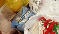 Roušky od dobrovolníků rychle přibývají, radnice už distribuuje stovky kusů potřebným