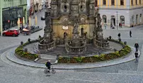 Sloup Nejsvětější Trojice budou zdobit pestré barokní květinové ornamenty Sloup Nejsvětější Trojice budou zdobit pestré barokní květinové ornamenty