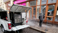 Parní stroj se pustil do úklidu v centru Olomouce