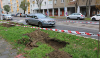 Nové stromy v Masarykově ulici? Výsadbu akátů zastavily síťové kabely v zemi, ke kterým se zatím nikdo nehlásí