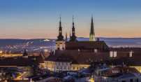 Kostel Panny Marie Sněžné dnes červený, radnice zítra oranžová. Olomouc se opět připojuje k připomínce důležitých témat