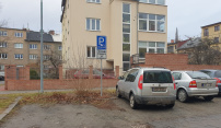 Zdravotně postižení klienti úřadu mají ve Štursově ulici rezervované parkování