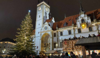 Olomoucké Vánoce oficiálně zahájeny, vánoční strom už svítí. Letos má jméno Bambulín – podle dětského návrhu z bambulek