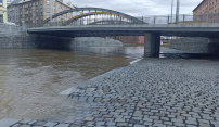 Deštivé počasí ovlivňuje hladinu Moravy, olomoucká náplavka uzavřena