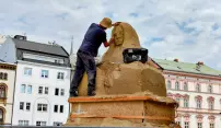 U radnice už vyrůstá alegorická socha z písku a květin U radnice už vyrůstá alegorická socha z písku a květin